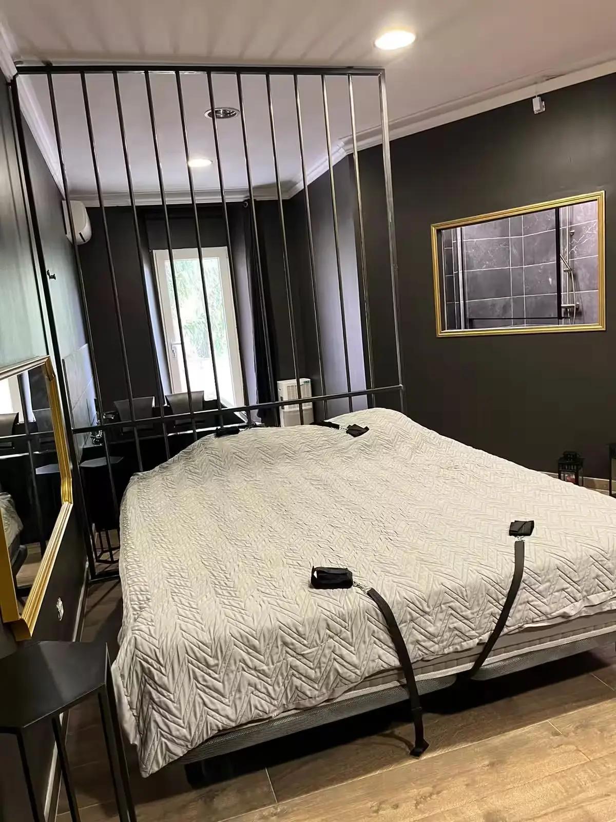 Lit avec Attaches - Suite 50 Nuances - L'Everest Rooms