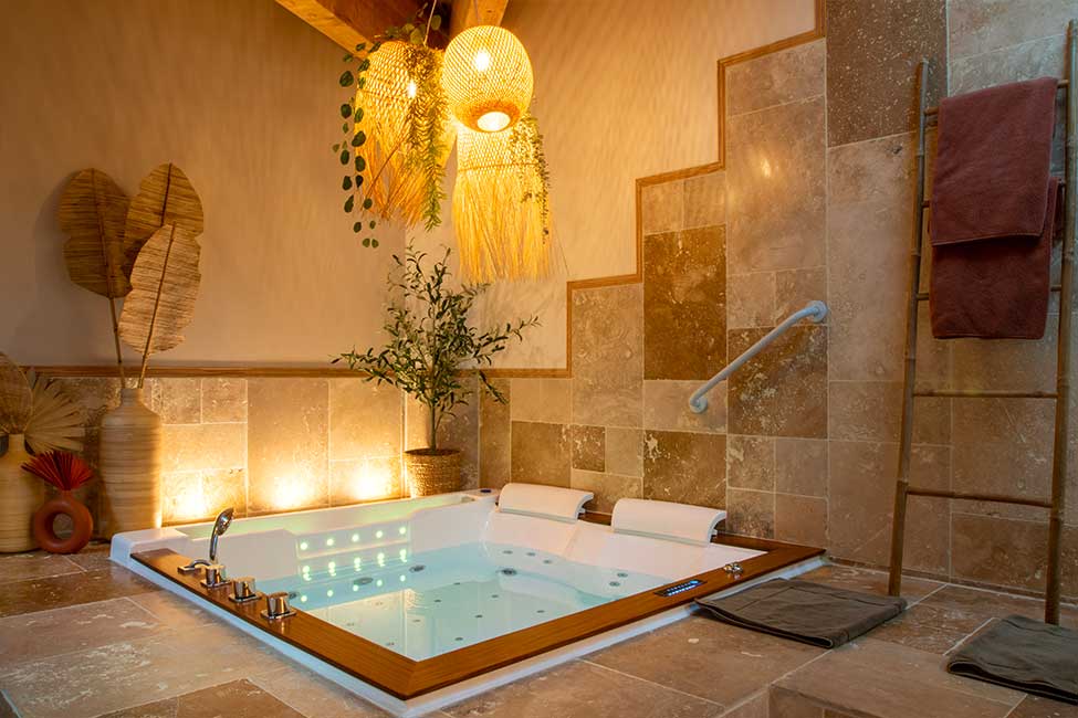 Baignoire Balnéo - Suite Bali - Les Petits Plaisirs Angers