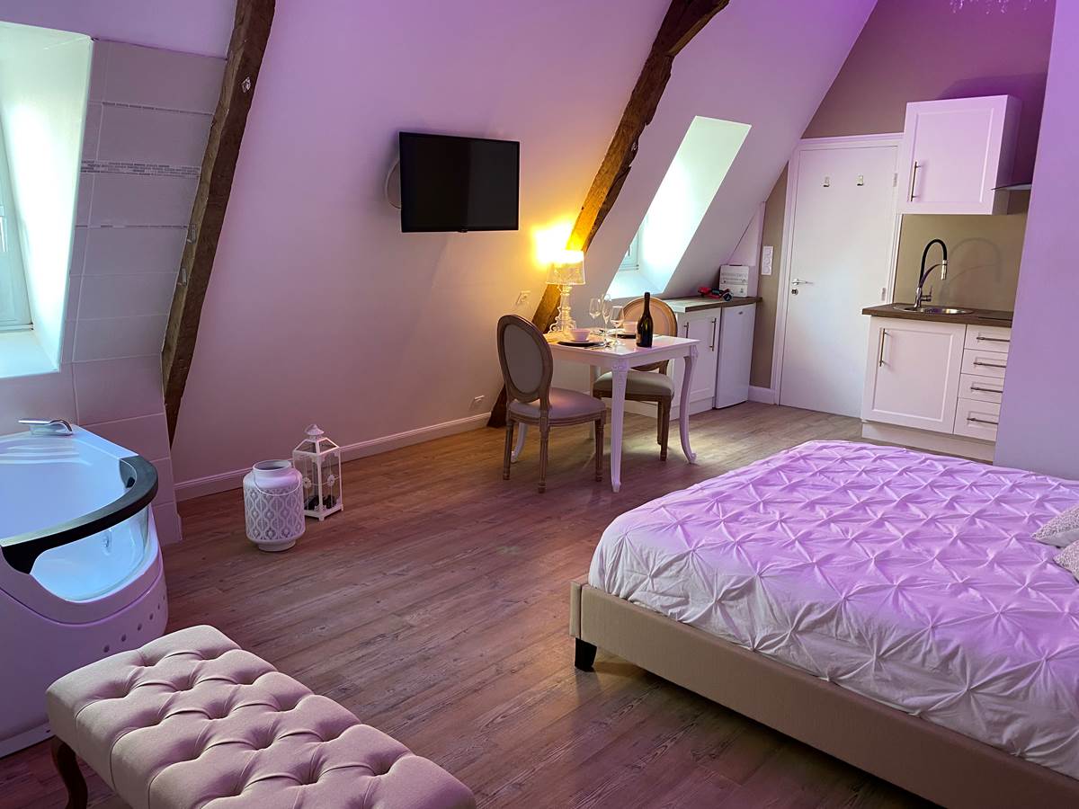 Balnéo, Télévision, Lit Queen size, Coin repas et Cuisine - Suite Sweet Love - Résidence du Pélican