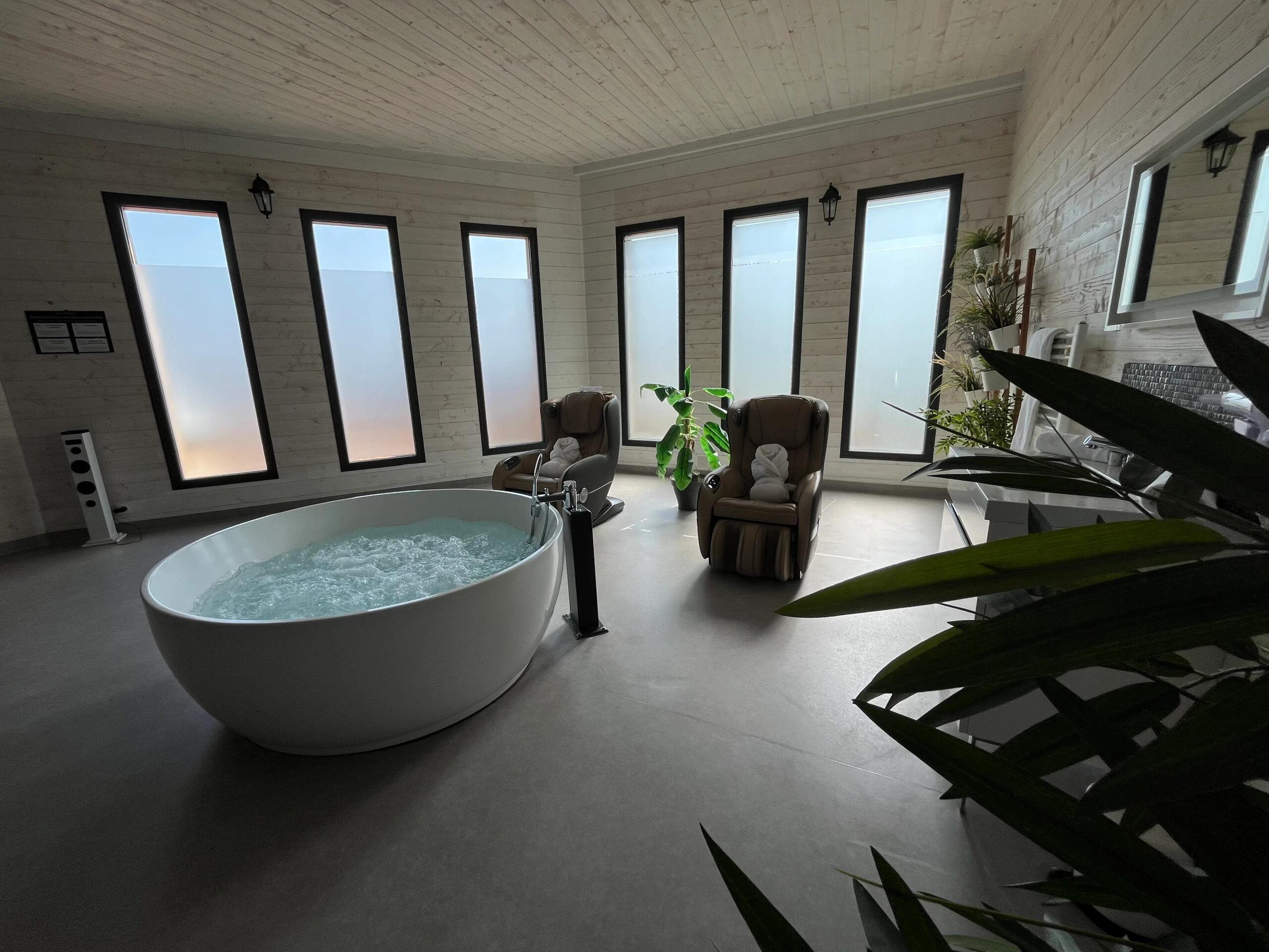 Suite Icare : Vue sur le jacuzzi et les fauteuils relaxants