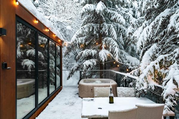 Terrace with heated jacuzzi on a winter evening at Luna Tiny House, Coniferis Retreat