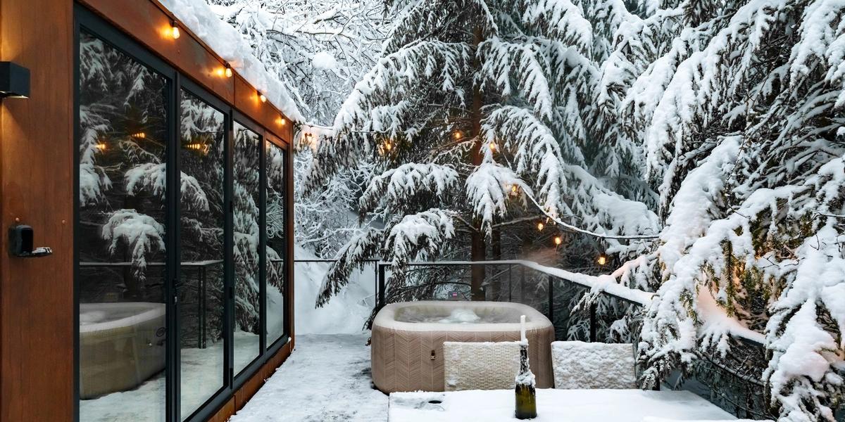 Hot tub terrace in winter The hot tub terrace of the Luna tiny house on a winter evening at Coniferis Retreat