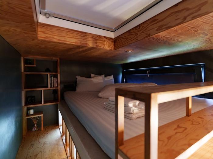 Bedroom with skylight – Cappuccino Bedroom with skylight for stargazing at Cappuccino cabin