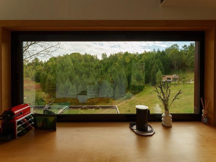 Panoramic window – Dyno Panoramic window with mountain views from the Dyno cabin
