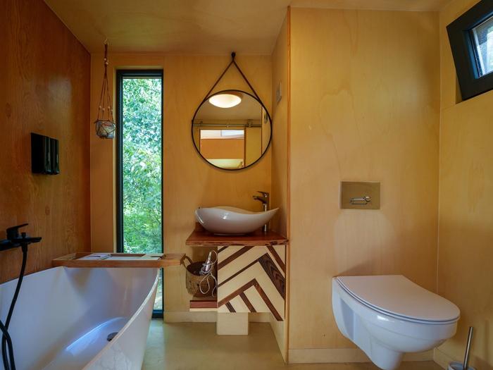 Bathroom with a view – Hypo Bathroom with bathtub and nature view at Hypo cabin