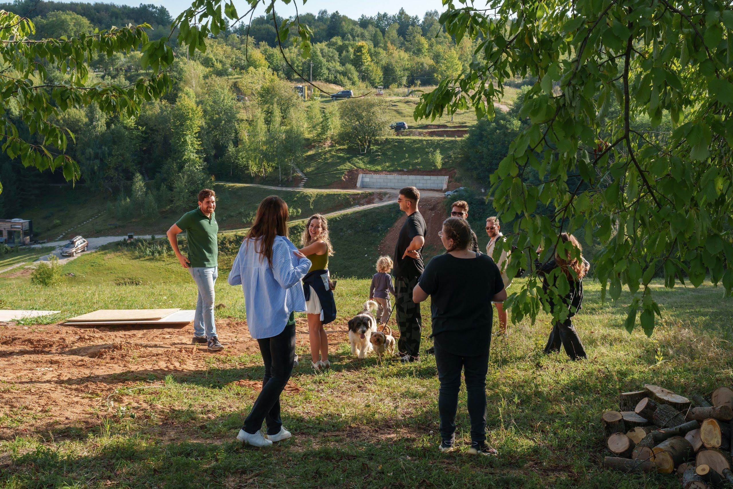 Guests at Coniferis Retreat in the meadow among the Apuseni hills