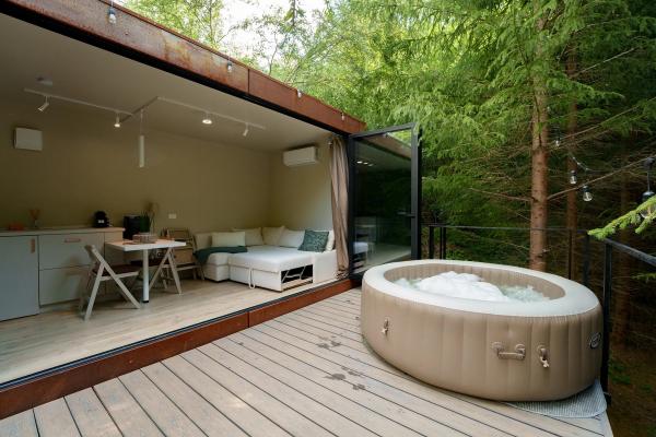 Terrace with heated jacuzzi at Luna Tiny House, in the fir forest at Coniferis Retreat