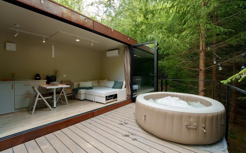 Terasa cu jacuzzi încălzit a tiny house-ului Luna, în pădurea de brazi