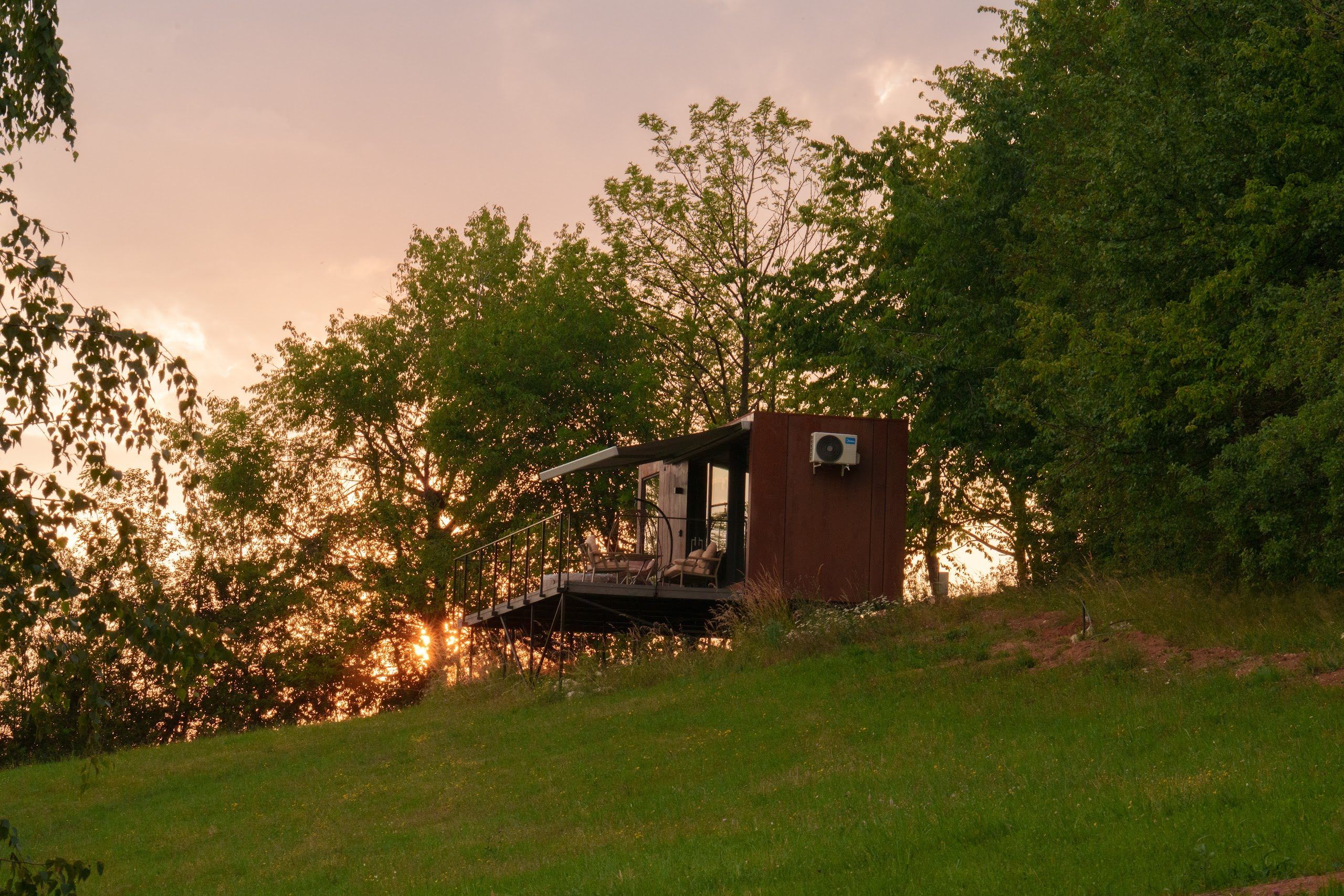 Dyno tiny house with private jacuzzi on the terrace overlooking the fir forest