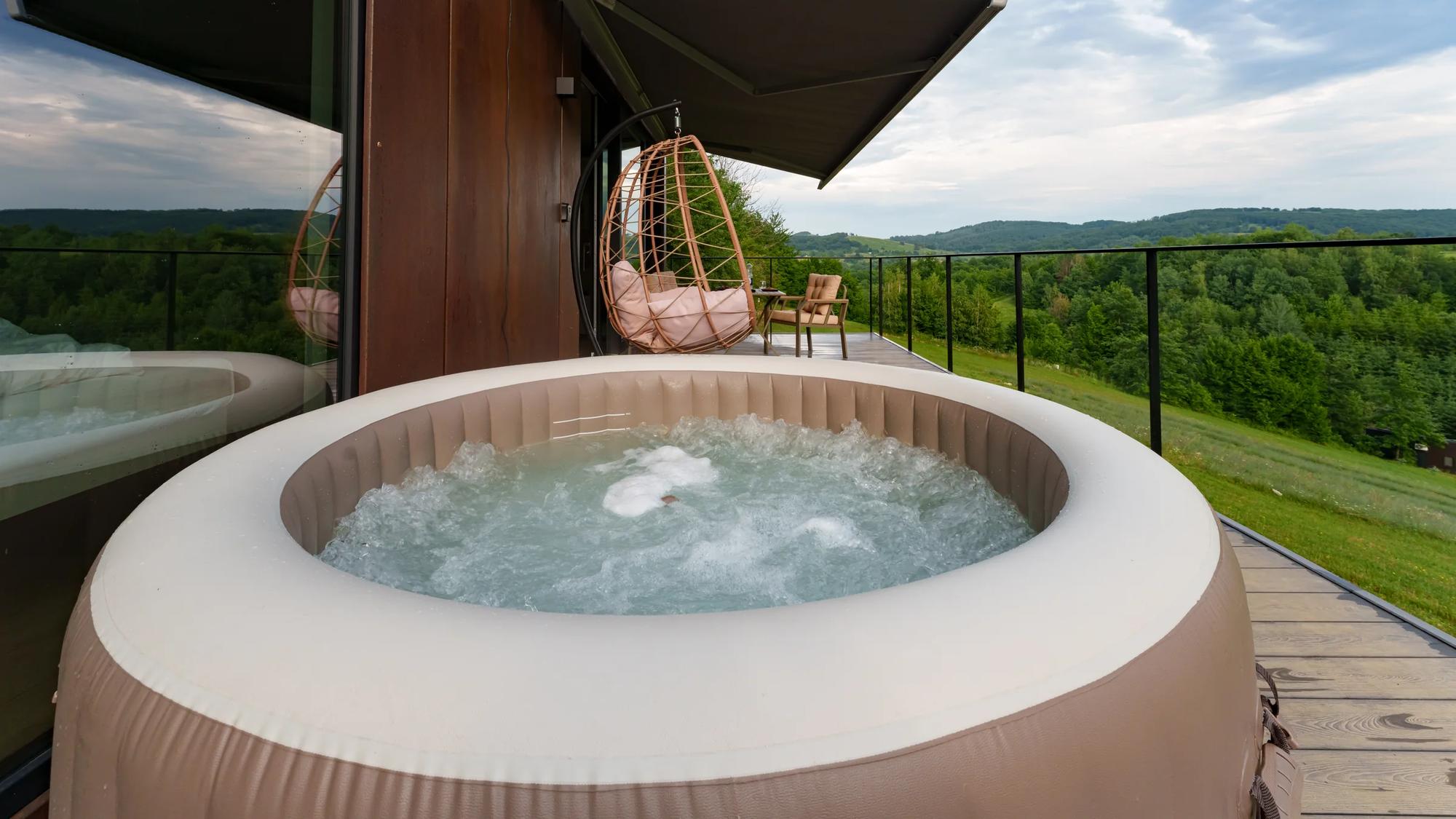 Jakuzzi a Tiramisu házikó teraszán, kilátással a dombokra