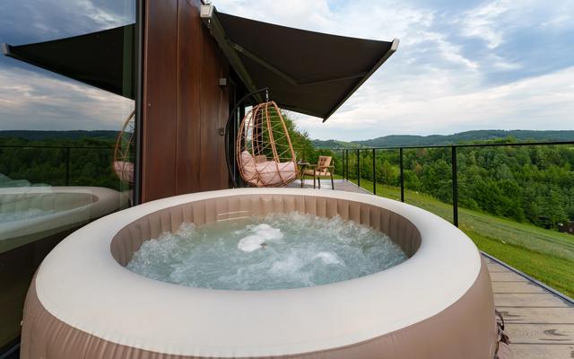 Jacuzzi on the Tiramisu deck overlooking the hills