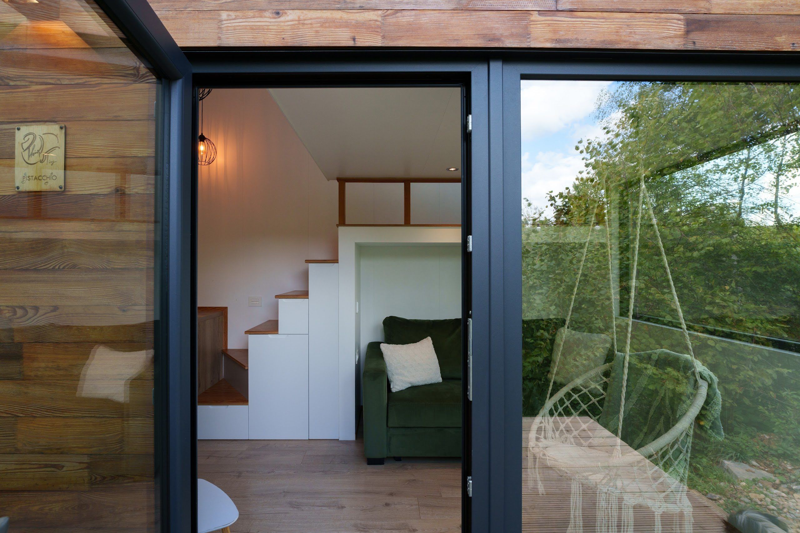 Bright interior with access to the terrace at Pistacchio cabin