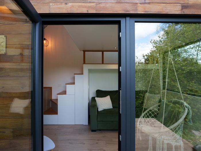Interior opening onto terrace – Pistacchio Bright interior with access to the terrace at Pistacchio cabin