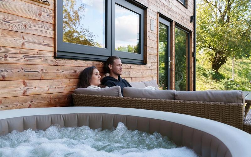 Căsuța Hypo tiny house cu jacuzzi privat și terasă panoramică în Bihor