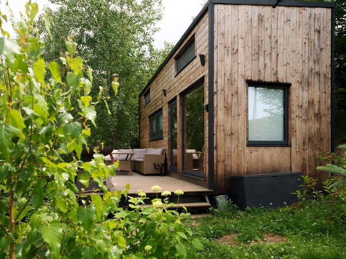 Exterior in summer – Hypo Exterior of Hypo cabin in summer, in the middle of the fir forest
