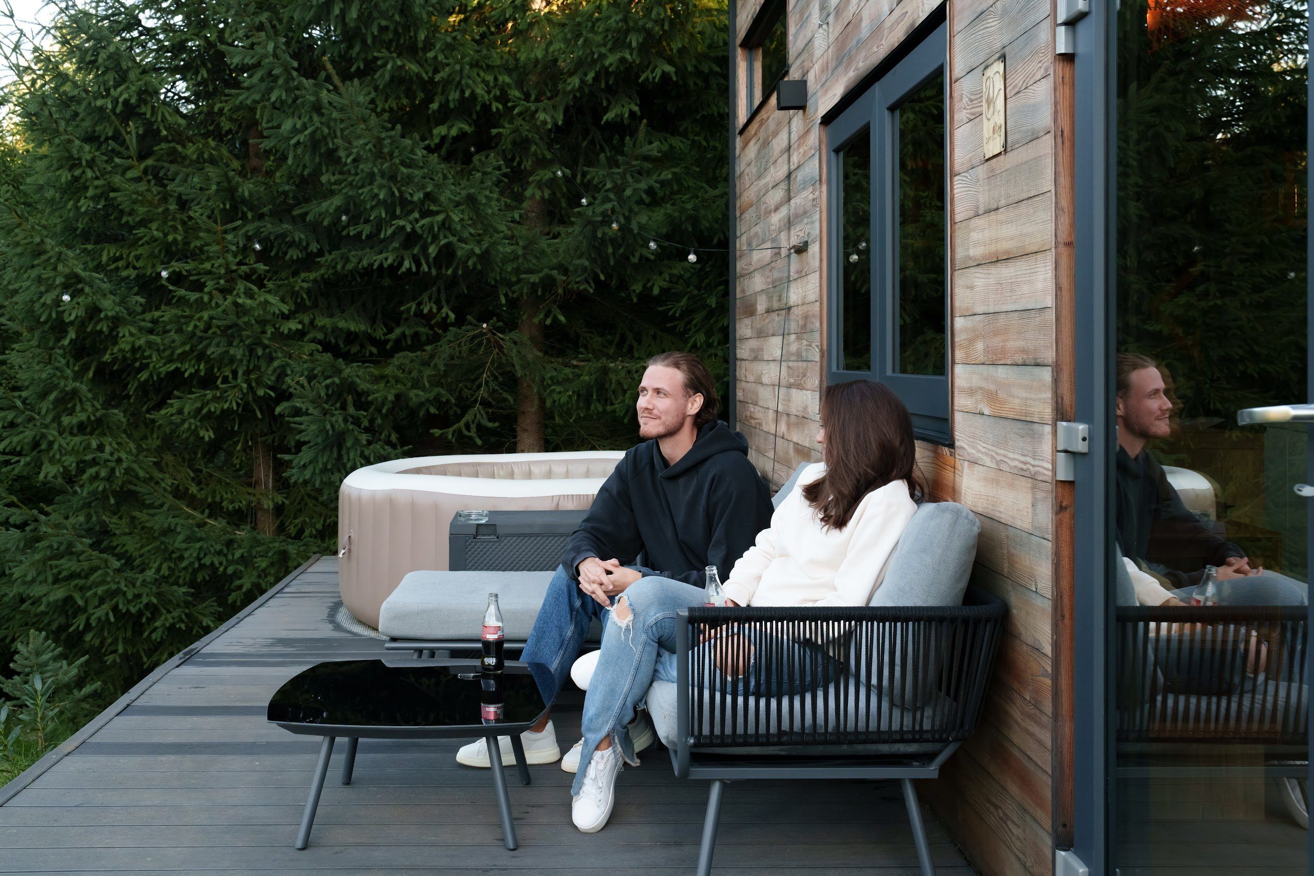 Private jacuzzi on the terrace of Cappuccino cabin in summer, in the forest