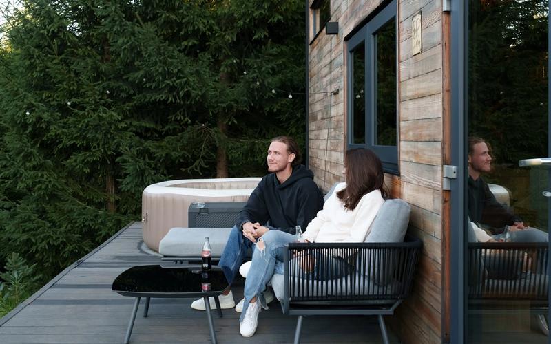 Căsuța Cappuccino tiny house cu jacuzzi privat și terasă în pădurea din Bihor