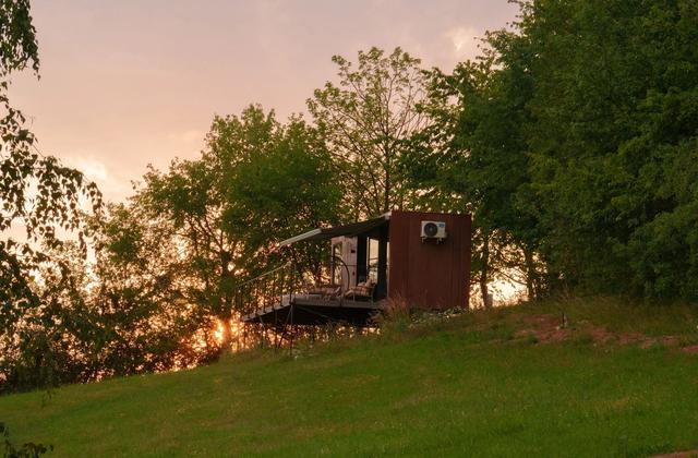 Tiny house Tiramisu la apus, pe dealurile din Munții Apuseni, la Coniferis Retreat
