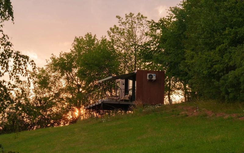 Tiny house Tiramisu la apus, pe deal, în Munții Apuseni