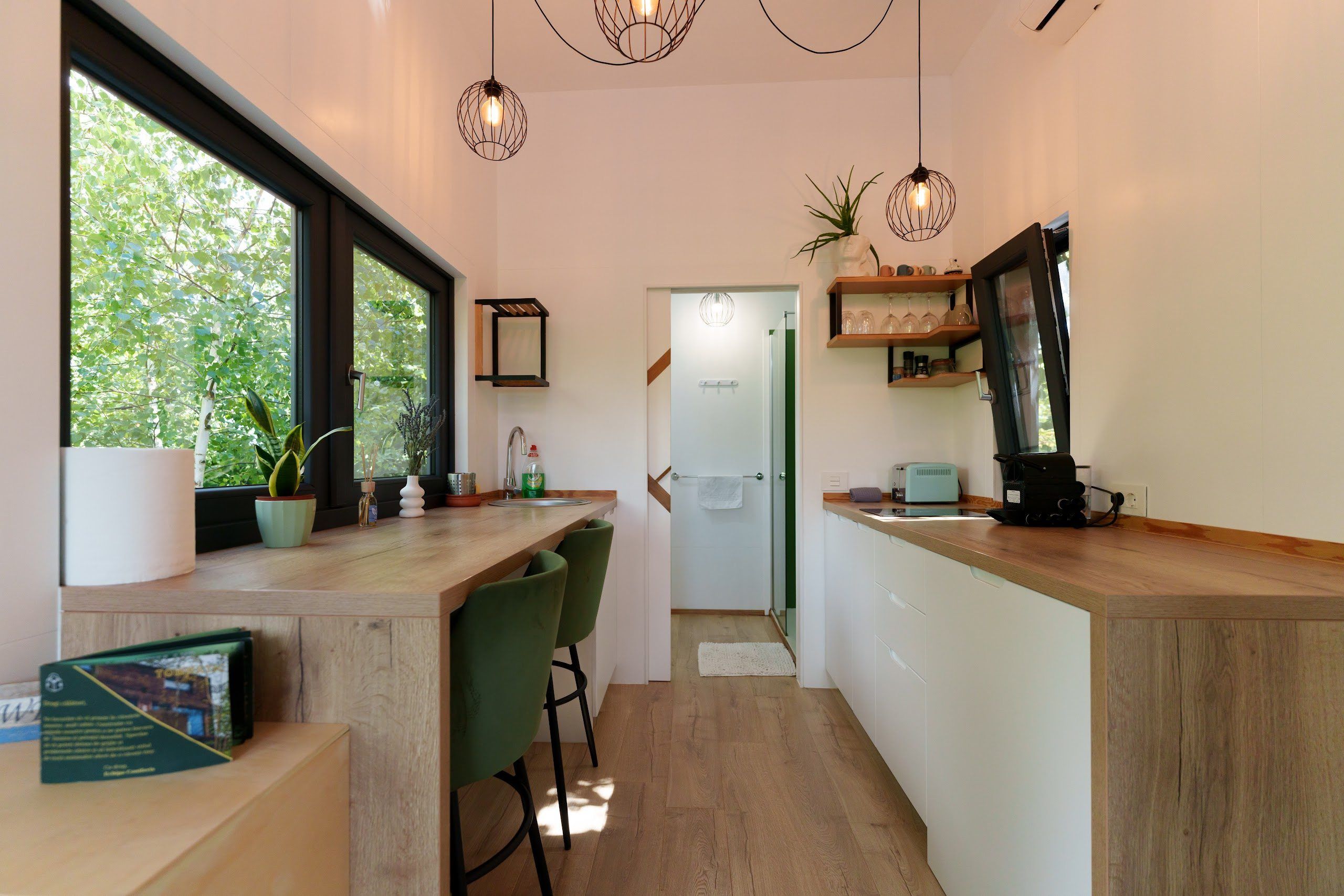 Equipped kitchen and dining area at Pistacchio cabin