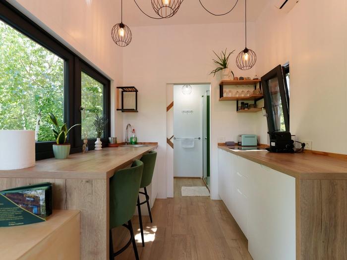 Kitchen and dining area – Pistacchio Equipped kitchen and dining area at Pistacchio cabin