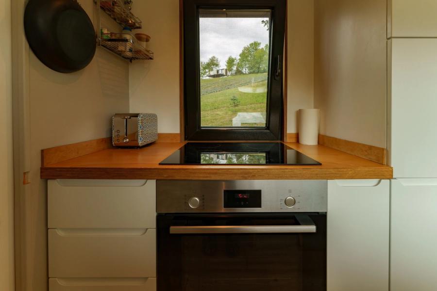 Fully equipped kitchen with oven and hob in the Dyno tiny house at Coniferis Retreat