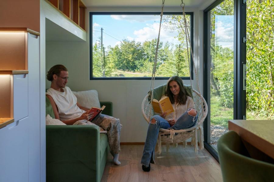 Hanging swing and relaxation area in the Pistacchio tiny house