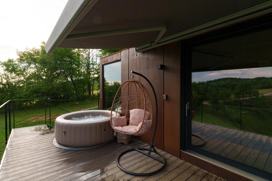 Hot tub and hanging chair on the terrace of the Tiramisu tiny house