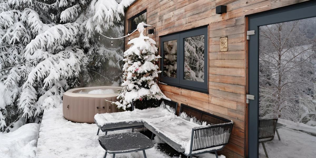 Warm hot tub among fir trees Warm hot tub among fir trees in winter at the Cappuccino tiny house, Coniferis Retreat