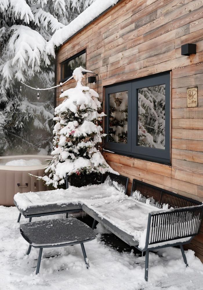 Warm hot tub among fir trees Warm hot tub among fir trees in winter at the Cappuccino tiny house, Coniferis Retreat