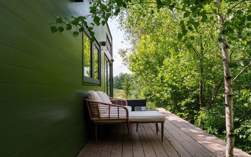 Căsuța Pistacchio tiny house cu terasă privată în pădurea de brazi din Bihor