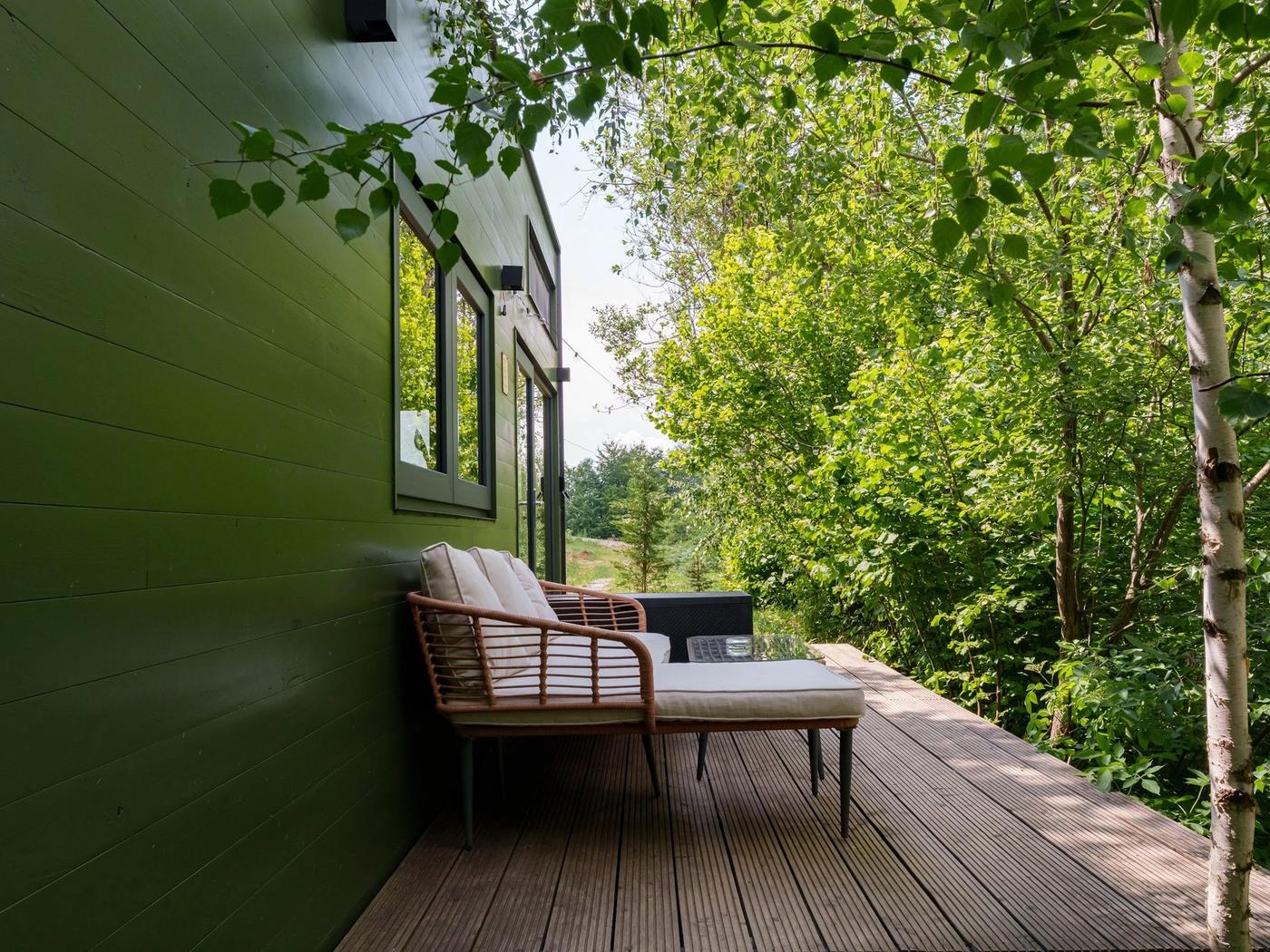 Private terrace in summer – Pistacchio Private terrace at Pistacchio cabin in summer, in the fir forest