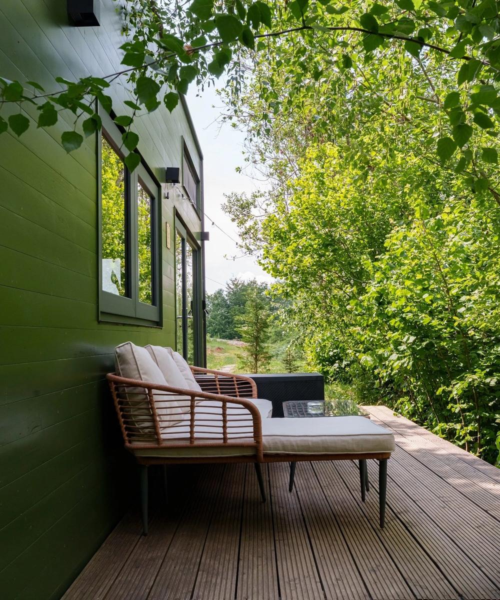 Private terrace in summer – Pistacchio Private terrace at Pistacchio cabin in summer, in the fir forest