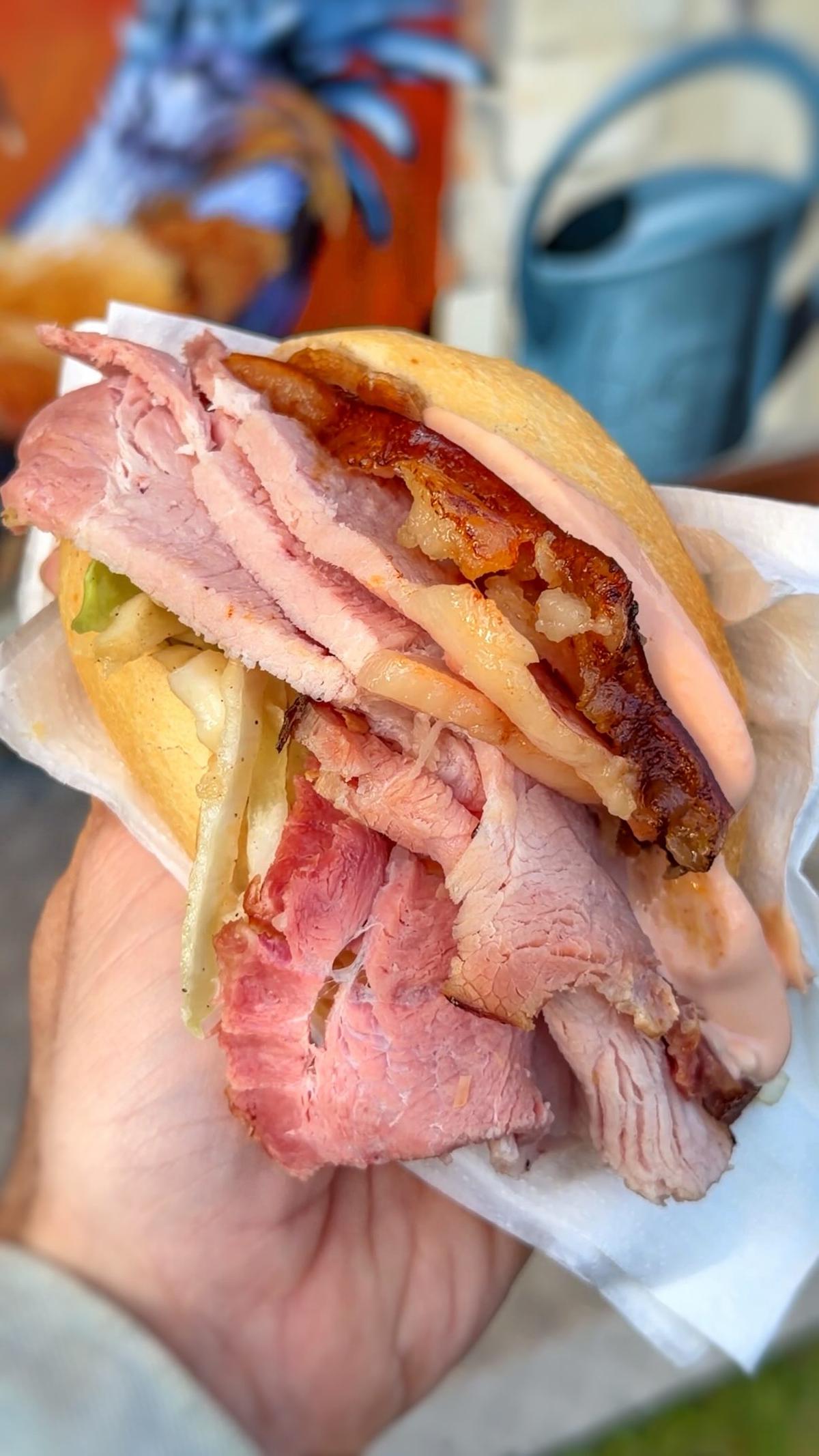 Grillschinken im Brötchen mit Krautsalat