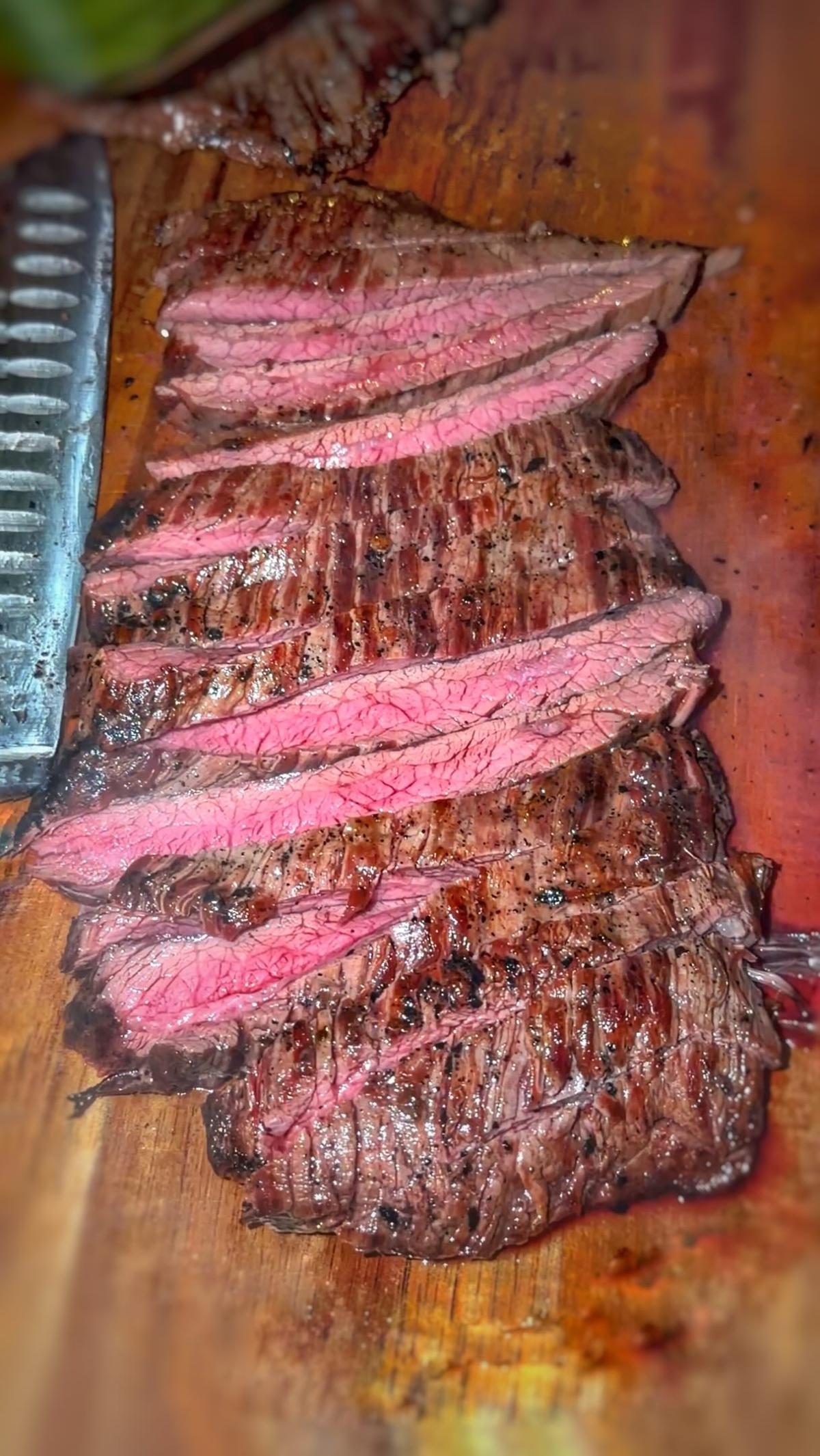 Flanksteak mit Chimichurri vom Grill