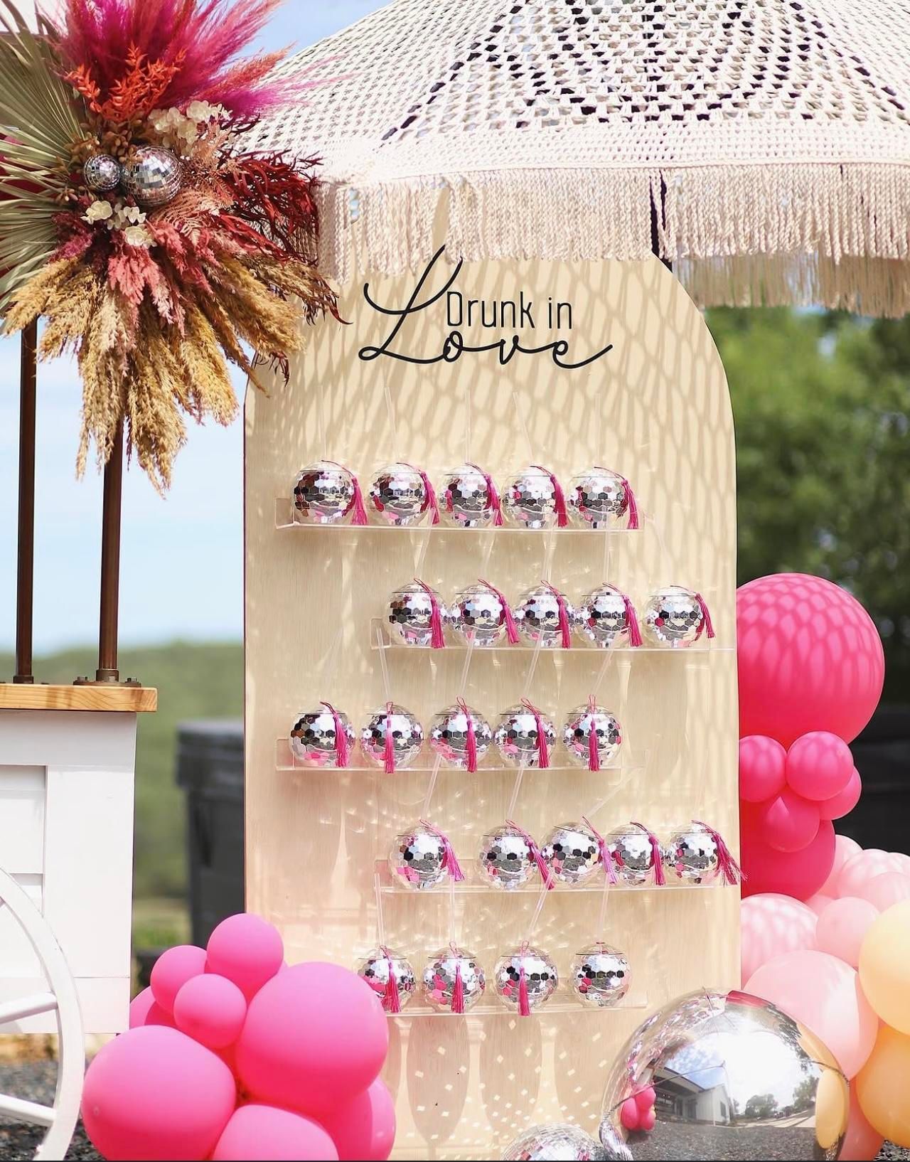 Mur cocktail 'Drunk in Love' — location Déco à la carte Paris — Yvent Paris