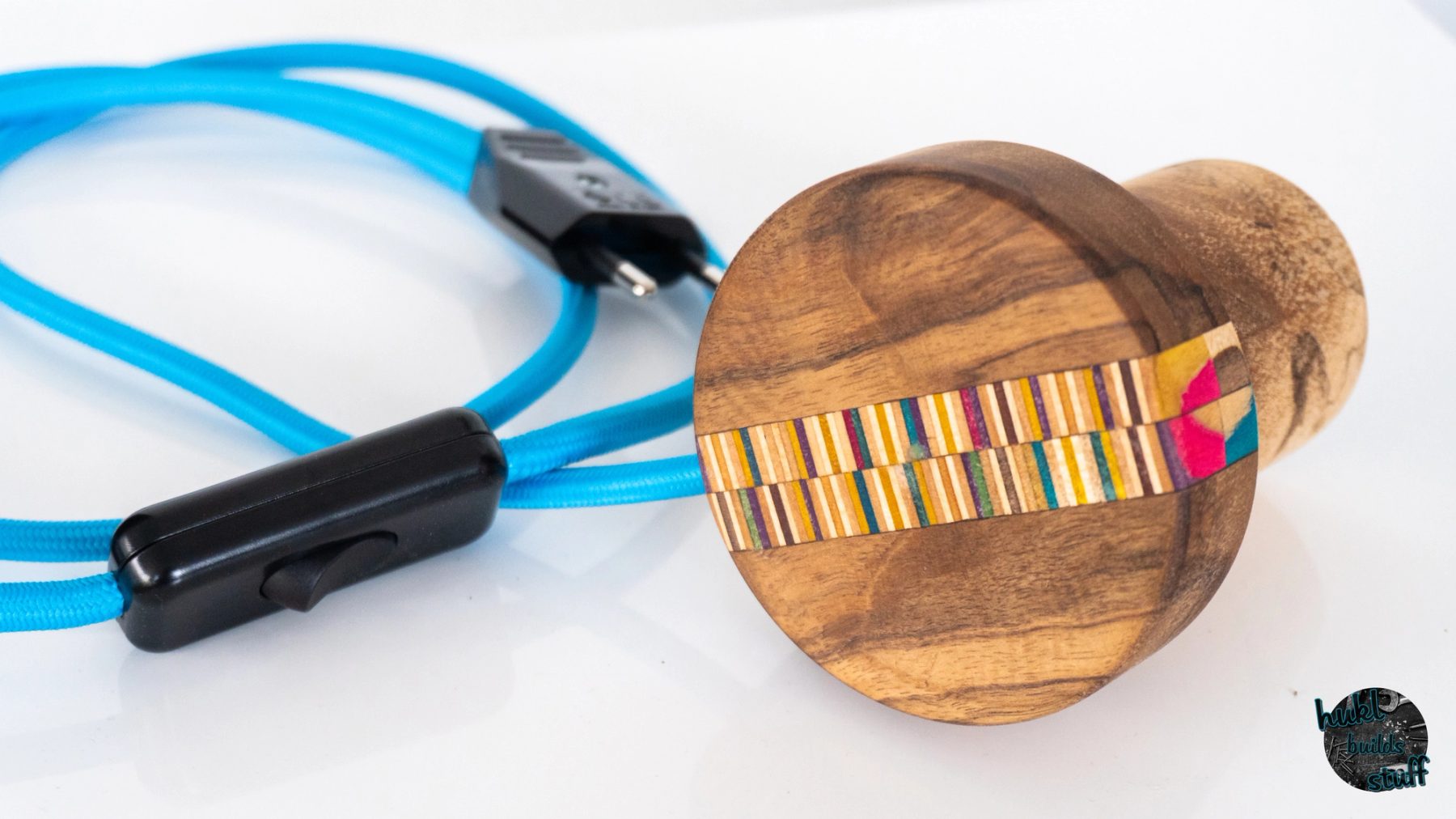 cap variation patterned with blue cable