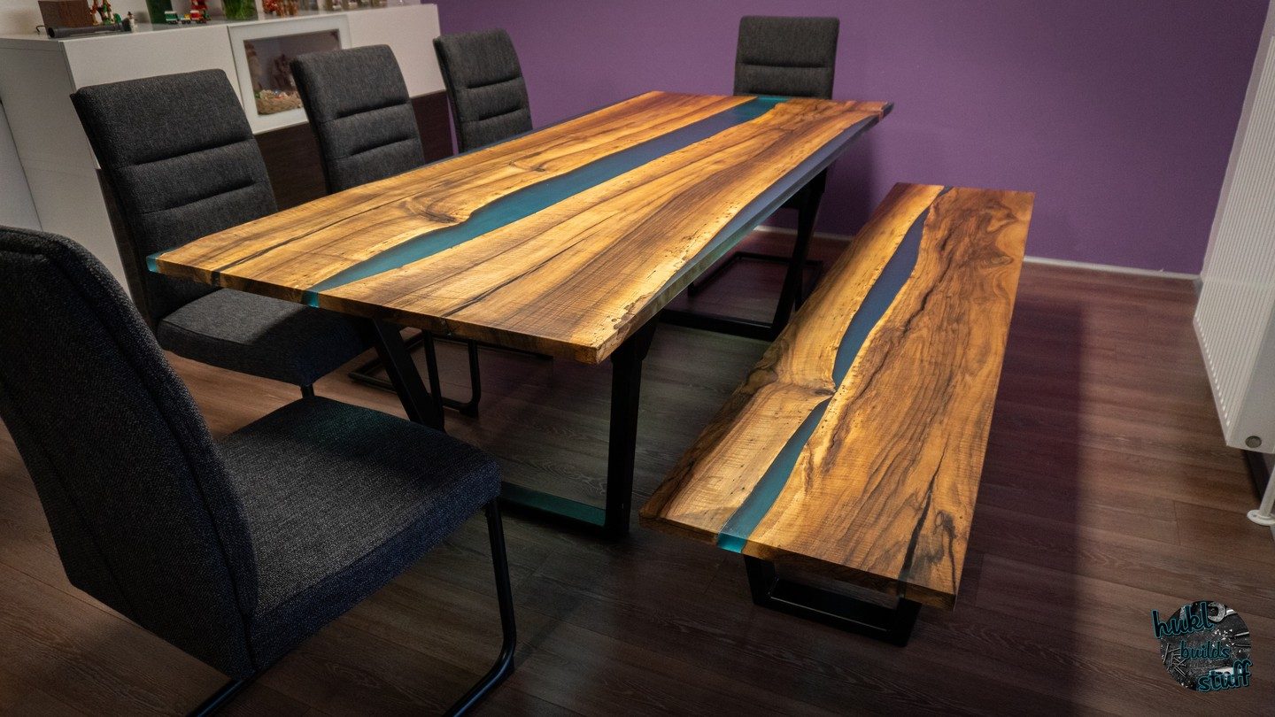 Rivertable made of wallnut wood and epoxi resin