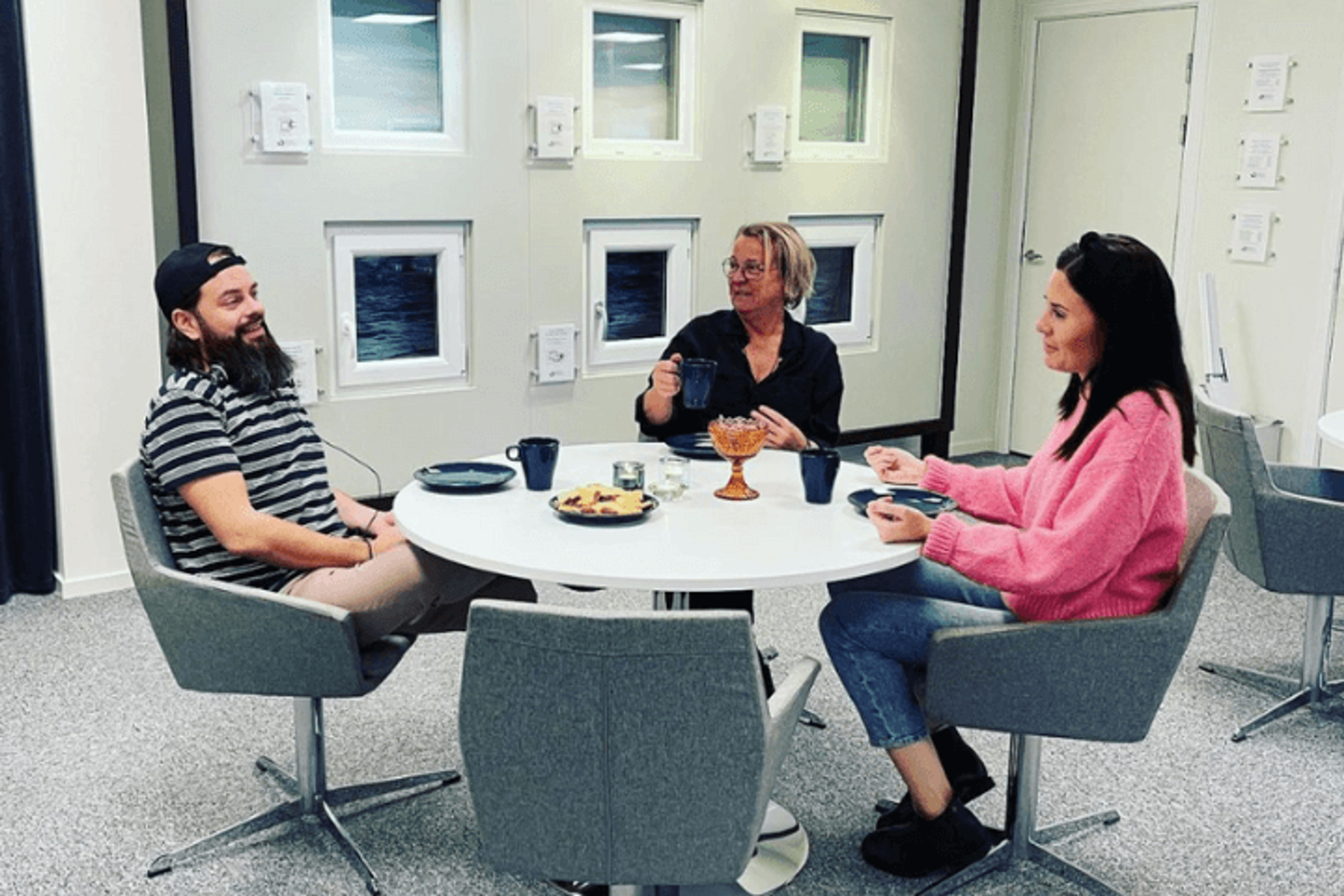 Menta Fönsters personal fikar i showroomet