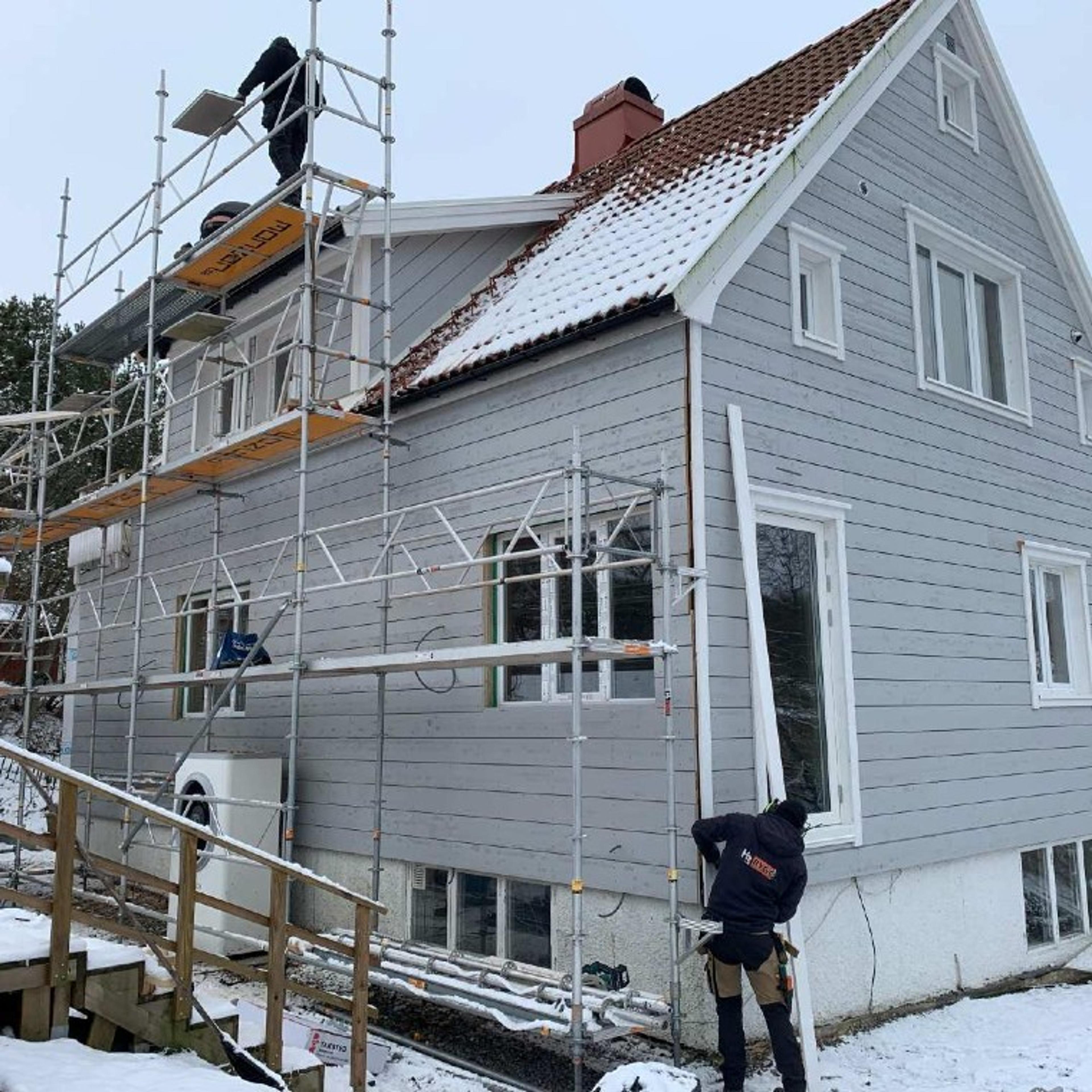 H3 bygg referensbild Grått hus med vita fönster