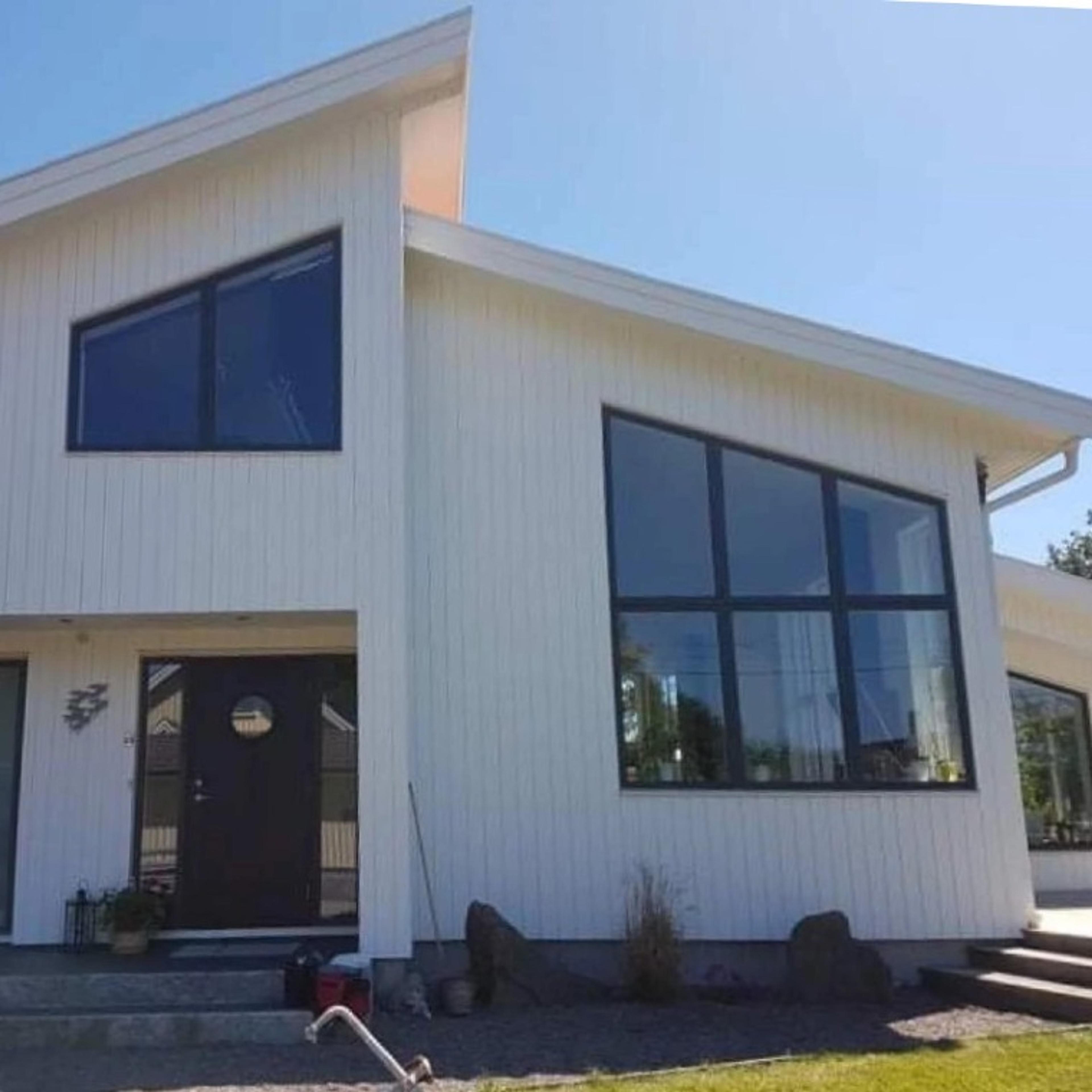 AH Bygg referensbild AH Bygg monterade fönster i modernt vitt hus