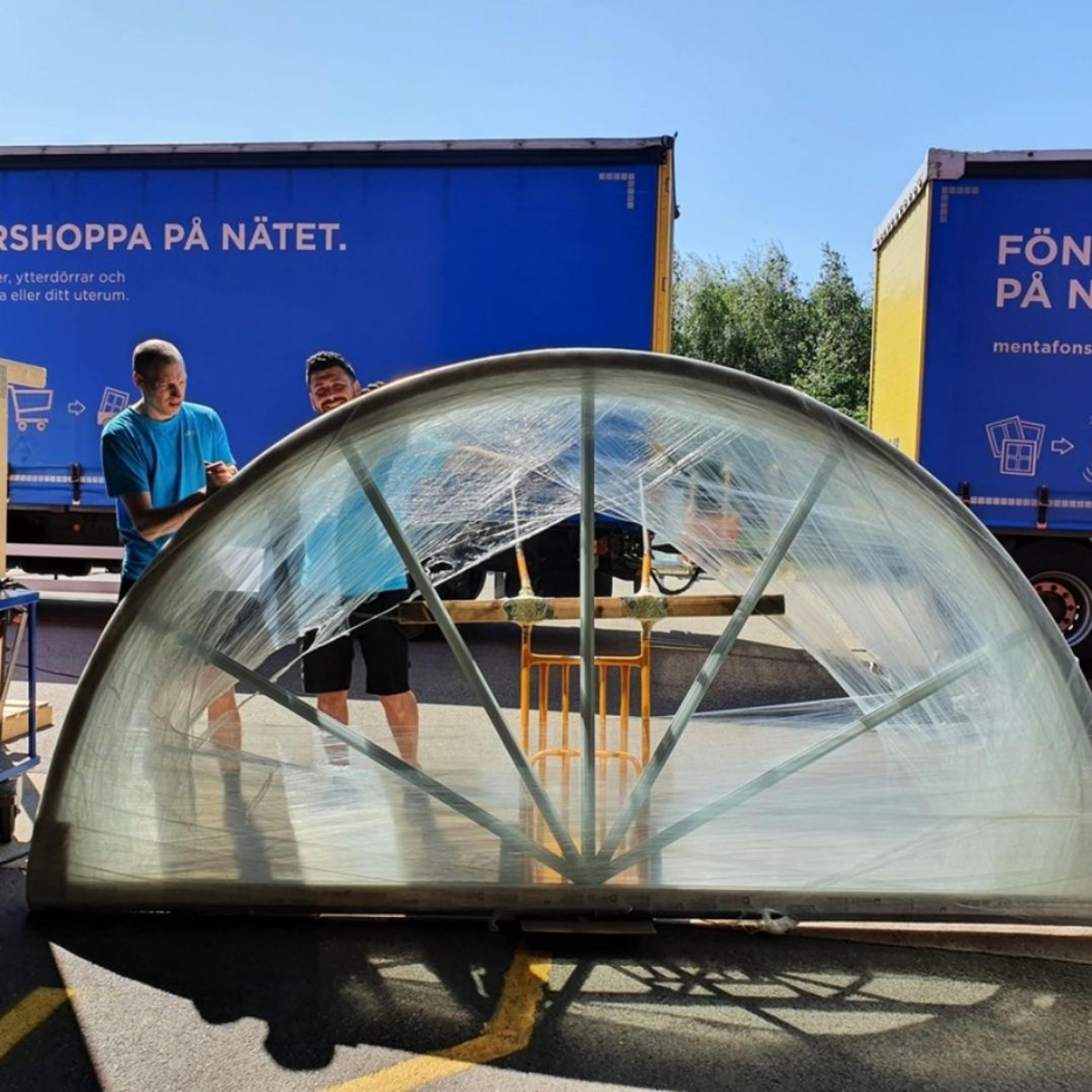 Stort halvmånefönster på lagret