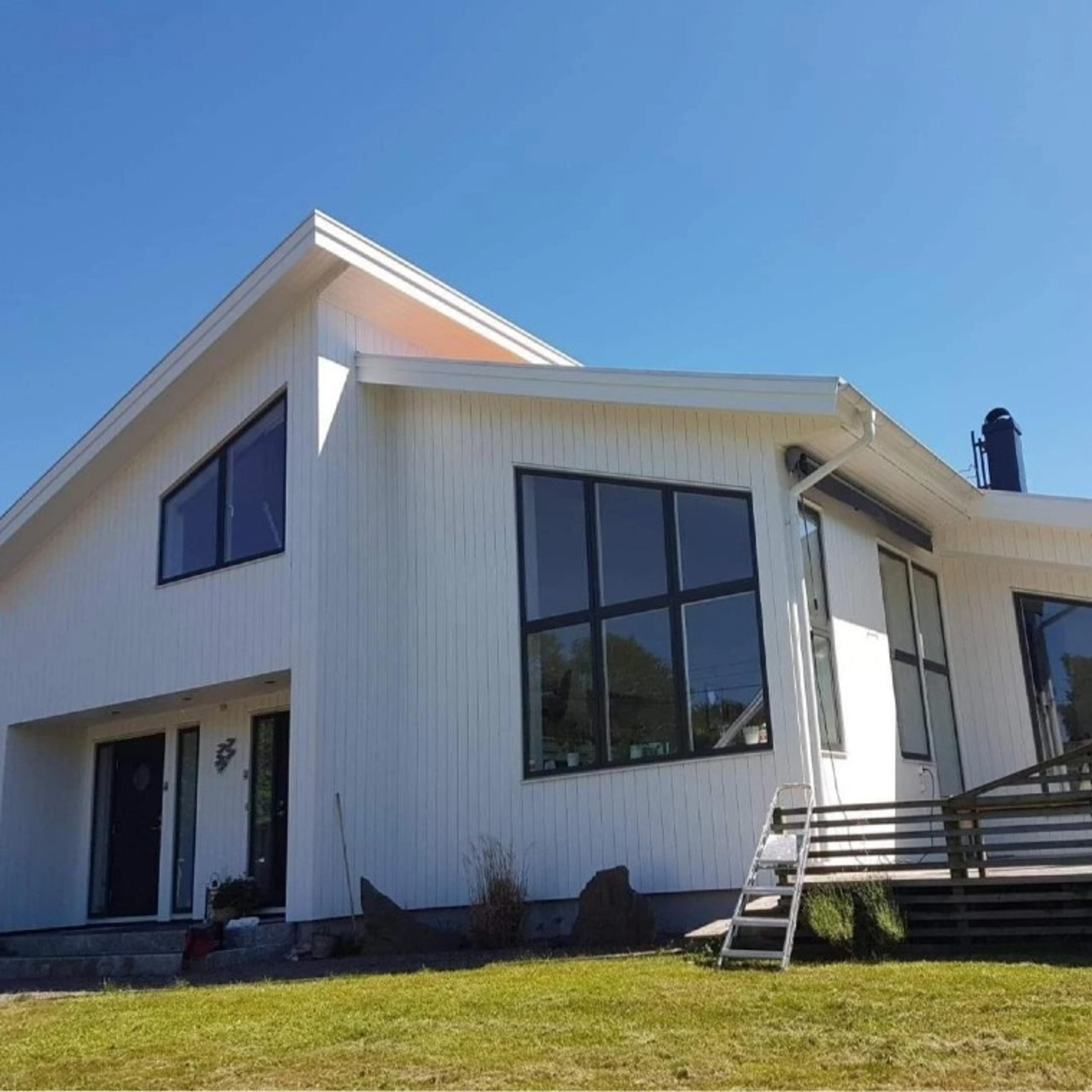 AH Bygg referensbild AH Bygg monterat fönster i modernt vitt hus 2