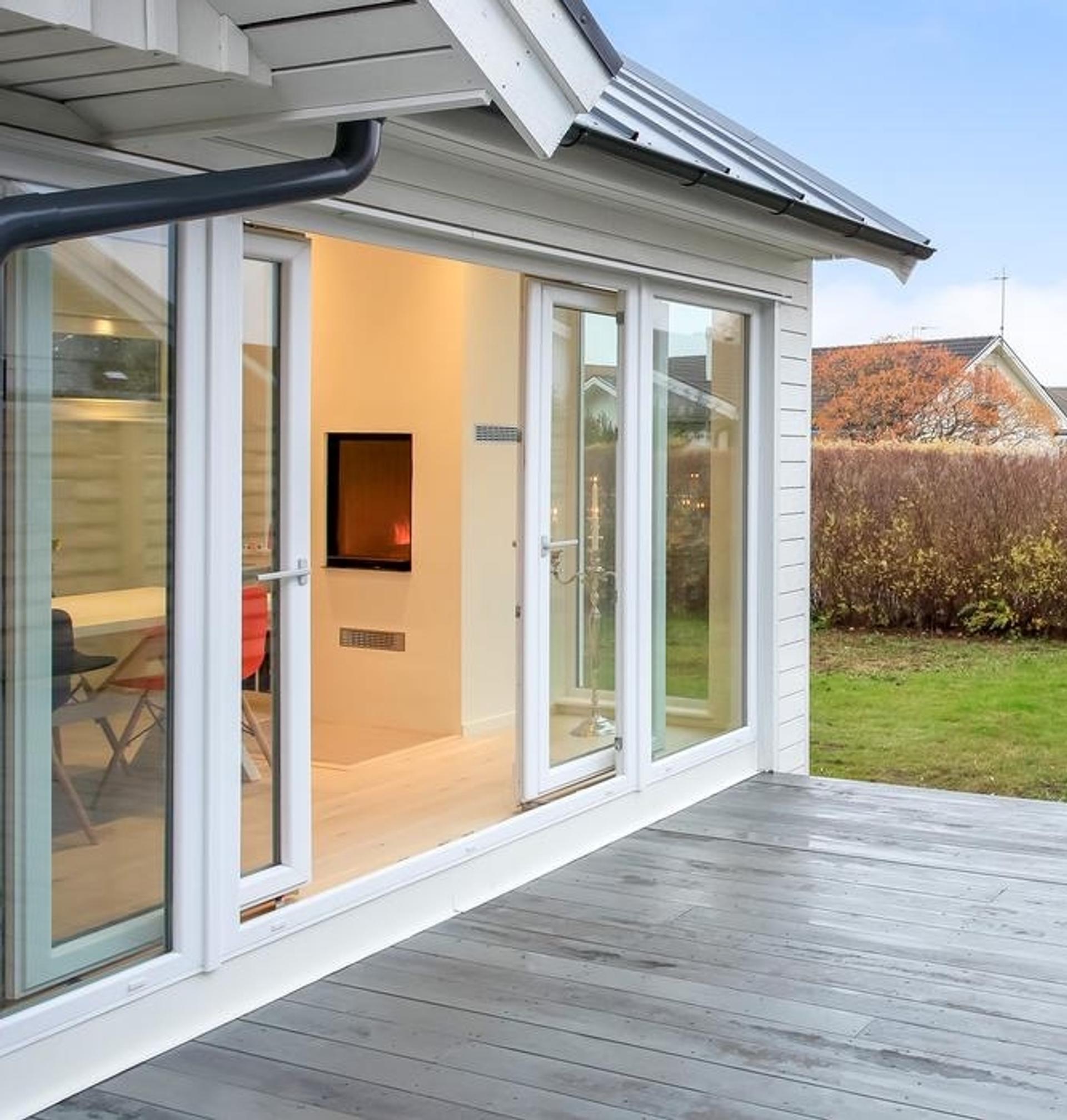 Öppet 4-delat skjutparti ut mot trädäck