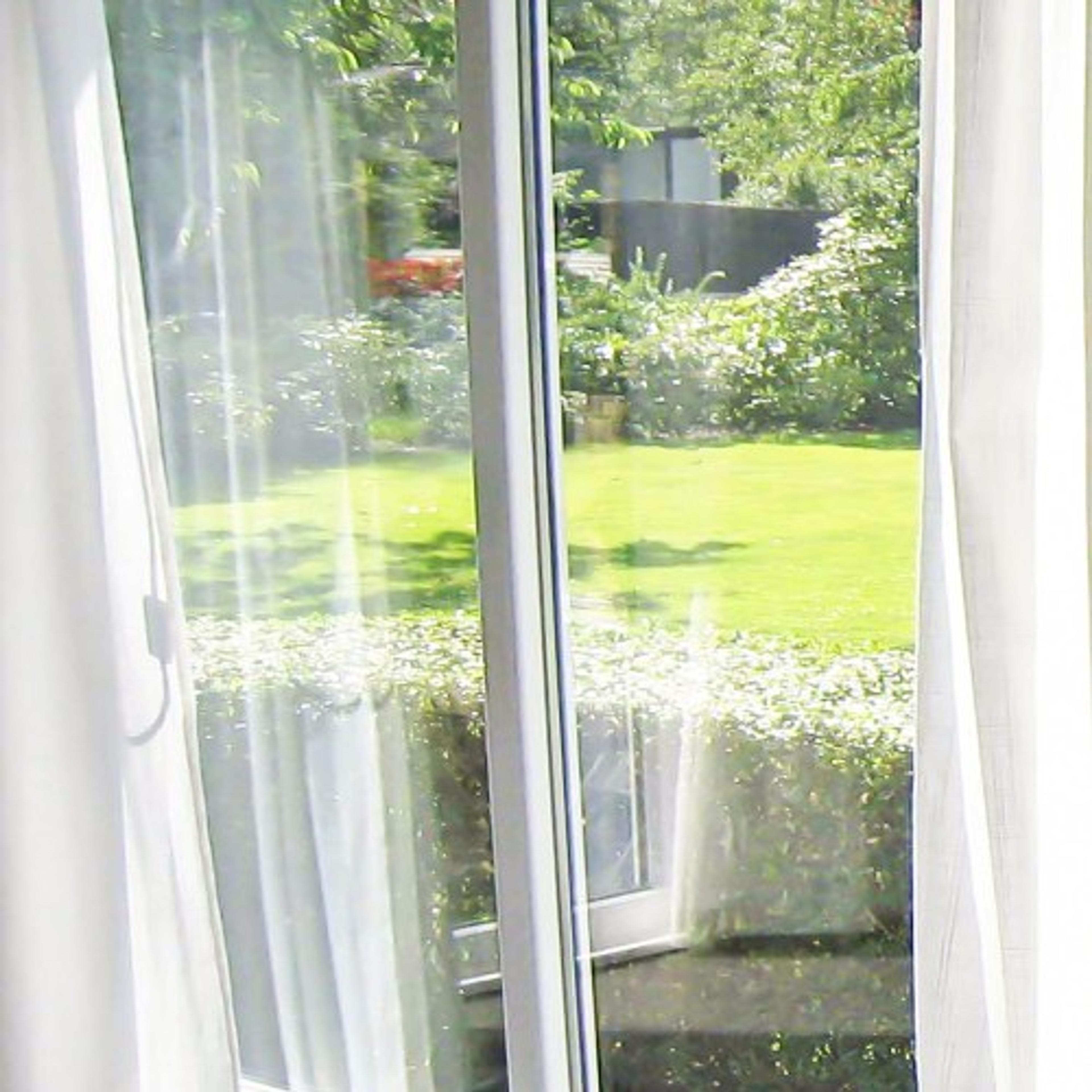 skjutdörrar i pvc med mycket ljusinsläpp och automatik i glidet Skjutdörrar i glas med maximalt ljusinsläpp