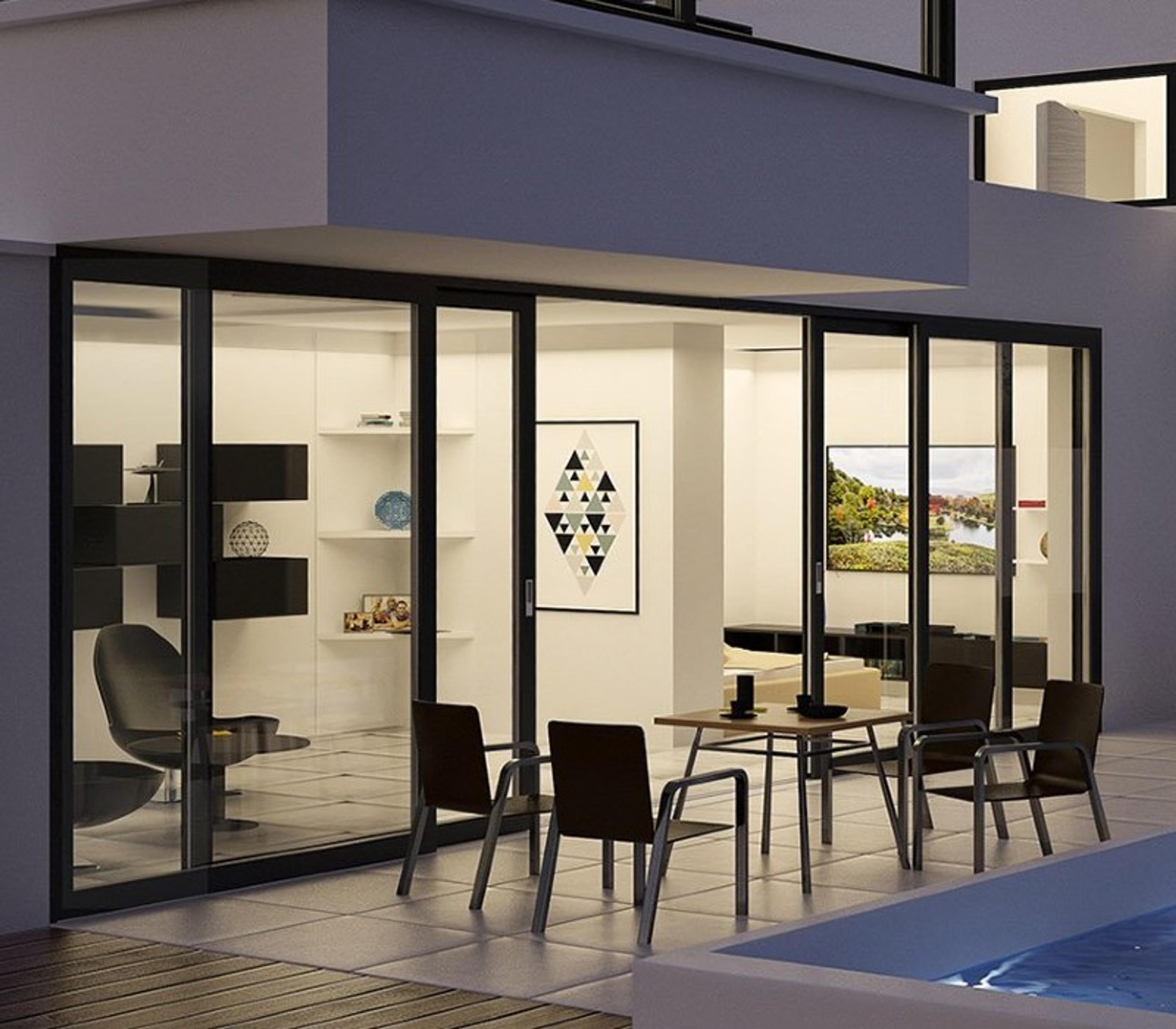 Delux skjutdörr med fantastisk utsikt skjutdörr i Menta Fönsters serie Delux med pool framför huset
