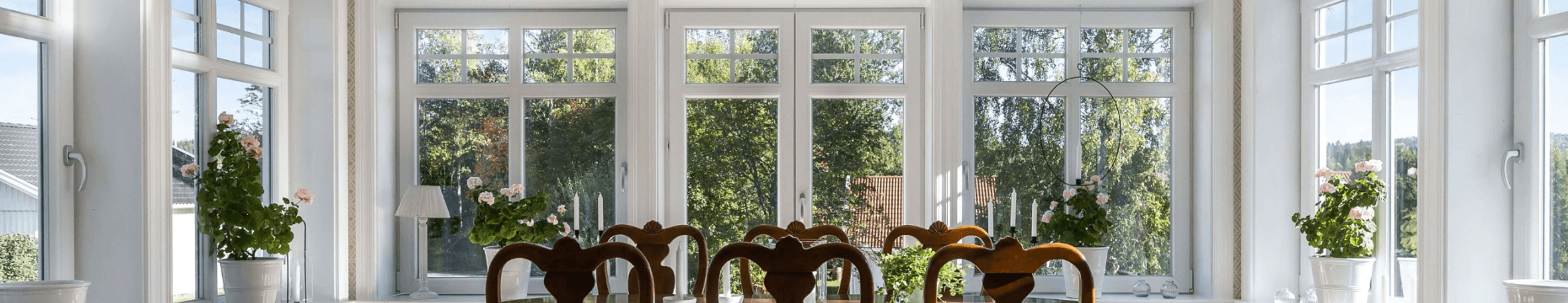 PVC fönster i matsal med stort ljusinsläpp