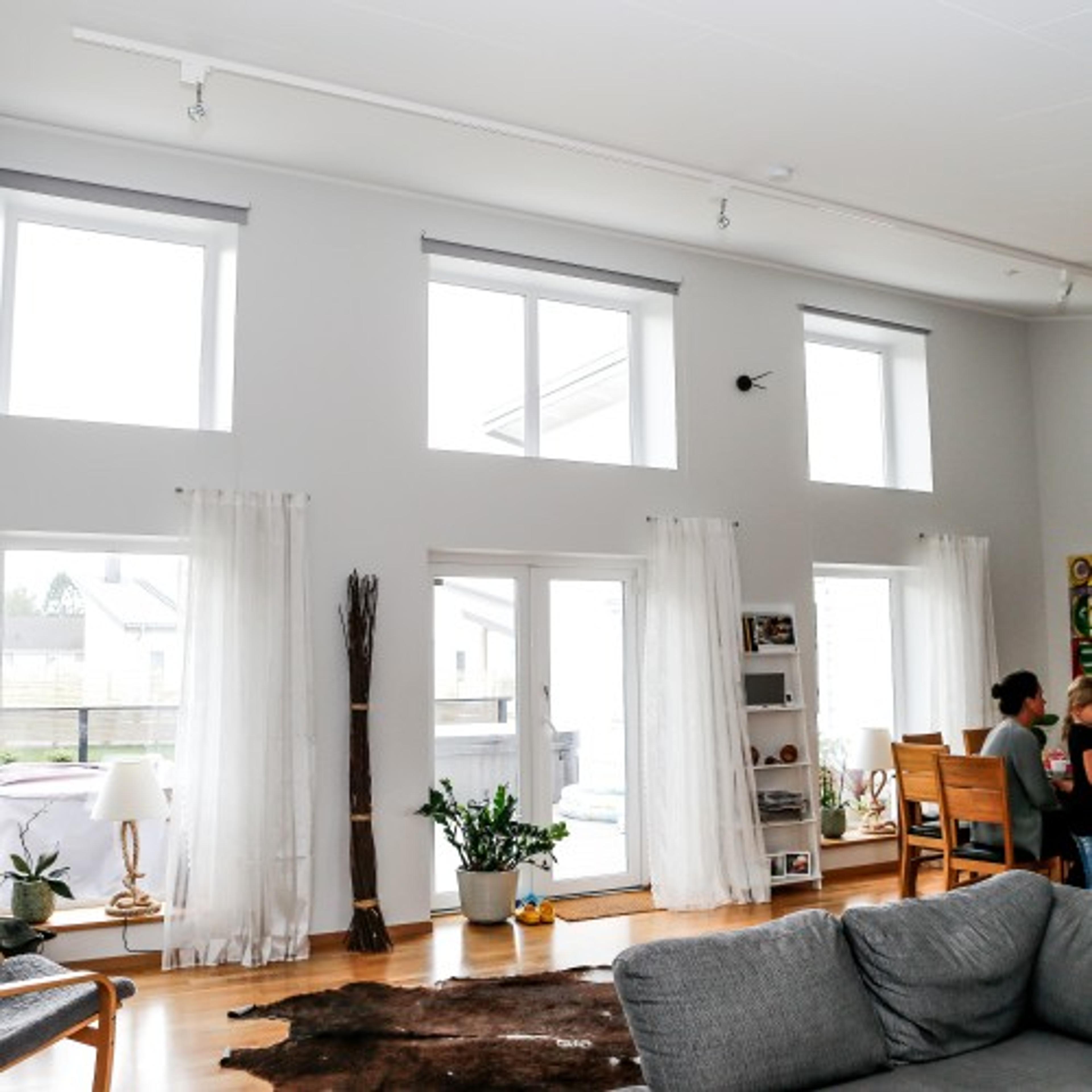Stort ljust vardagsrum med rejäla fönsterpartier
