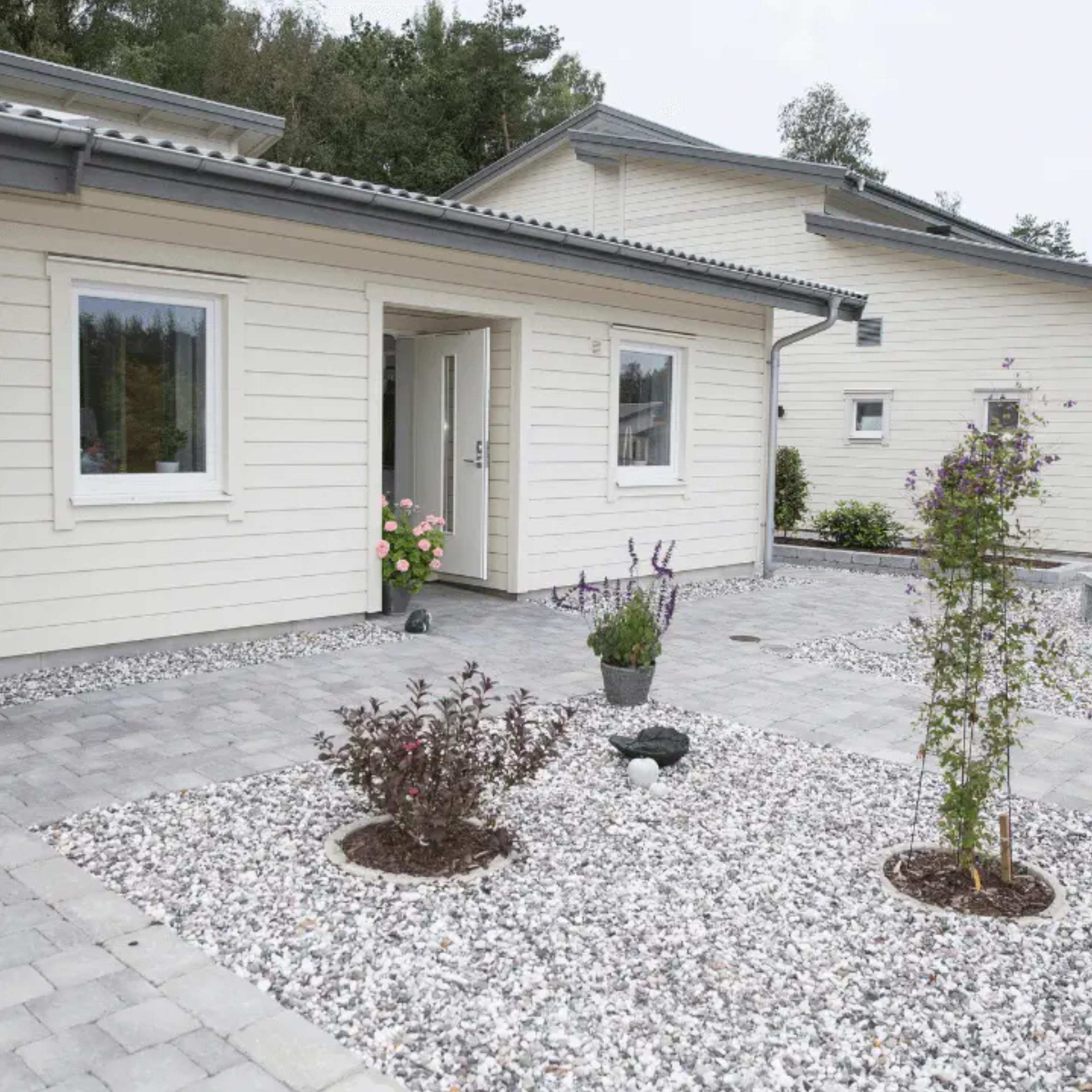 Hus med fönster från Menta Fönster Vitt hus med liggande panel och fönster från Menta Fönster