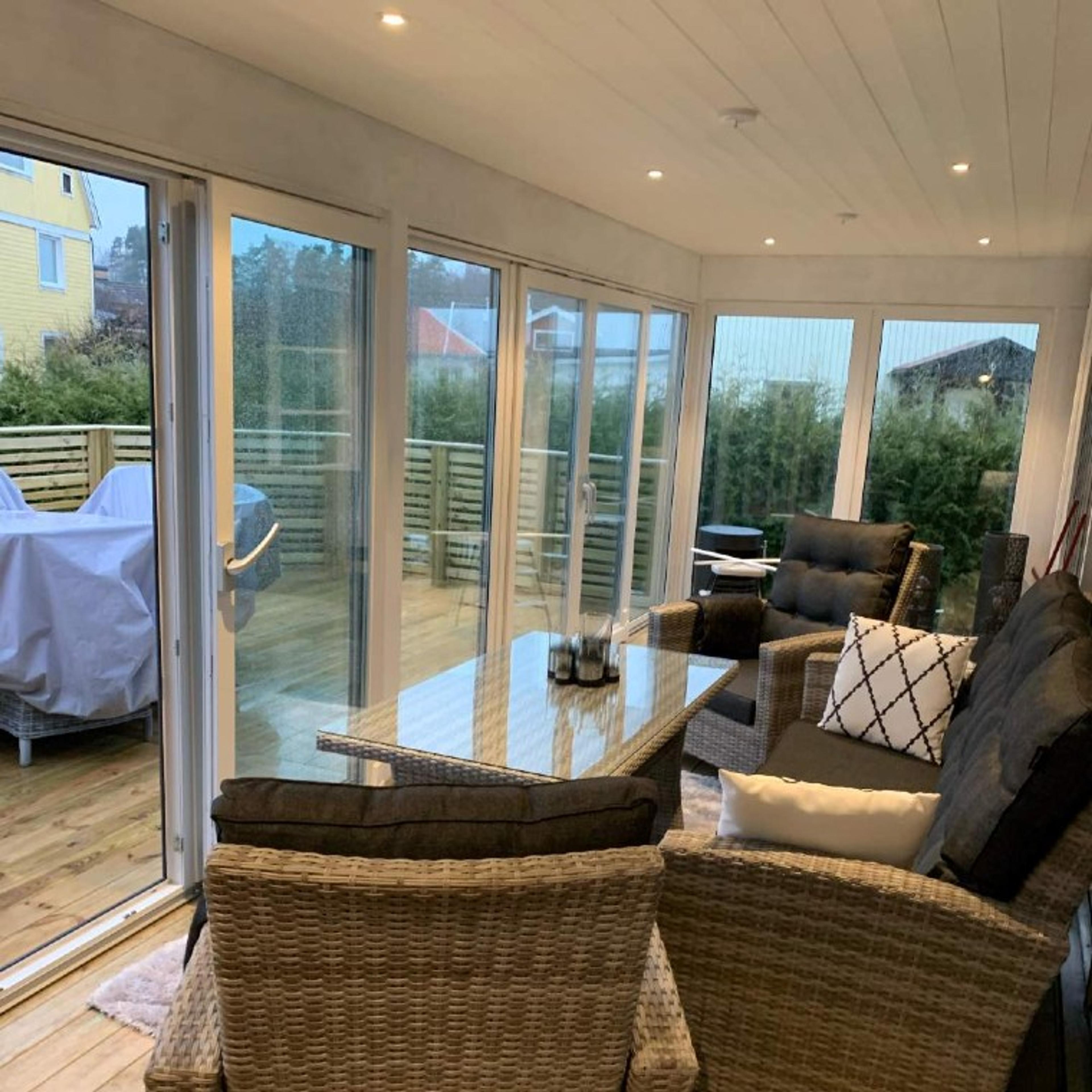 H3 bygg referensbild Vy inifrån ett ljust uterum med snygga fönster och dörrar